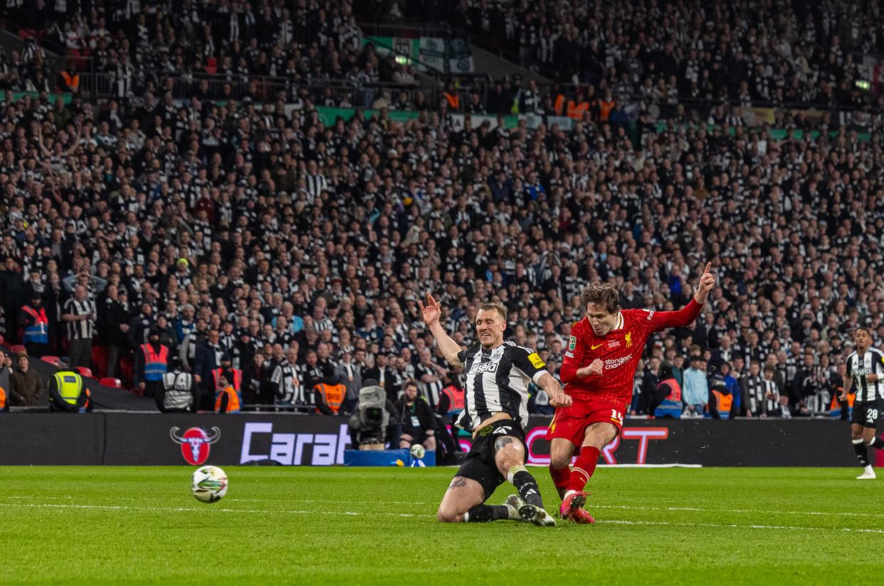 三亿体育体育网站入口-英格兰壮举取胜，球员表现稳定争夺冠军