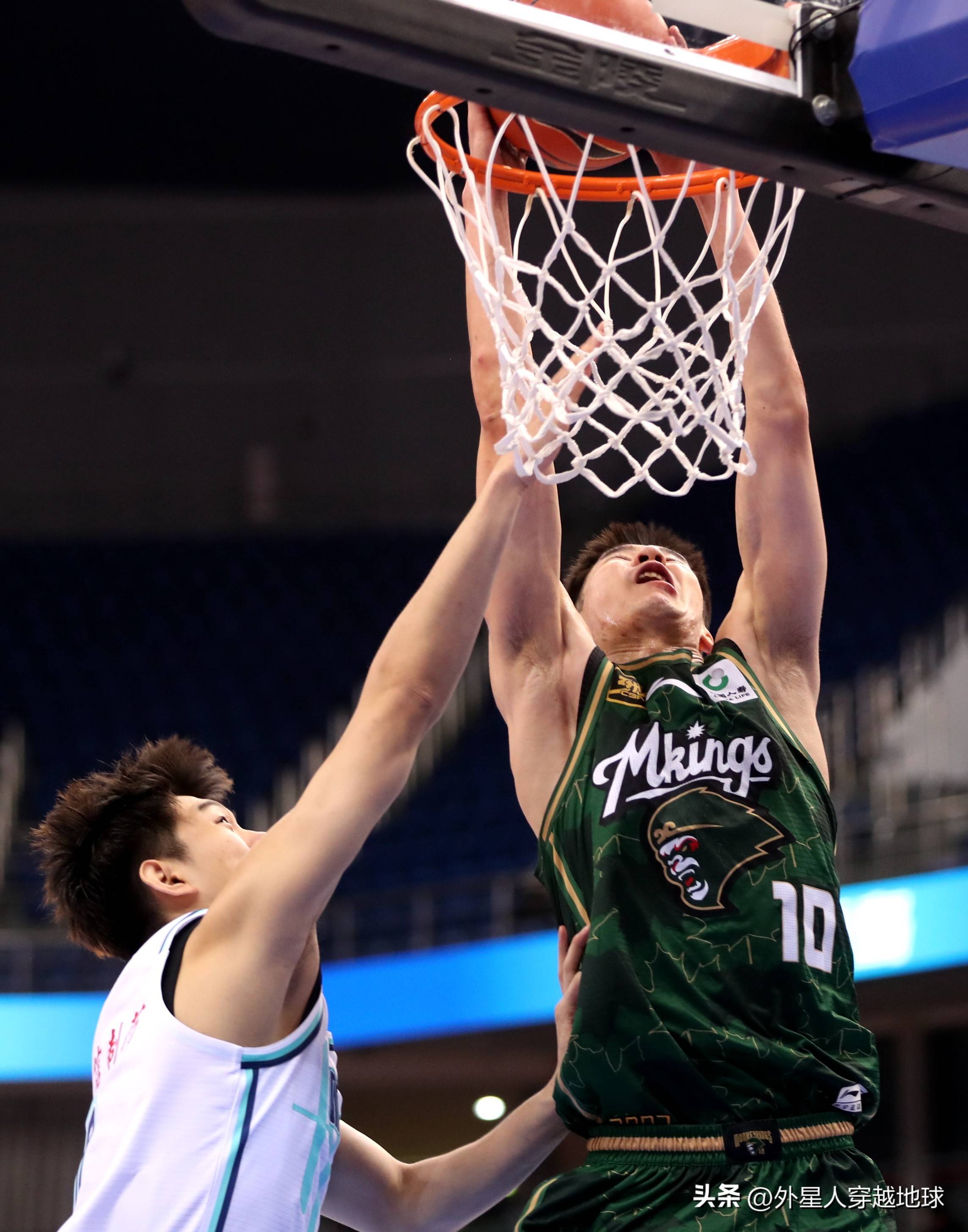 球员在比赛中展现出色技艺受到球迷赞叹