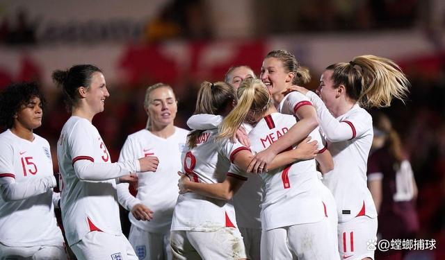 三亿体育体育地址-英格兰女足球迷聚集体育场，助威比赛