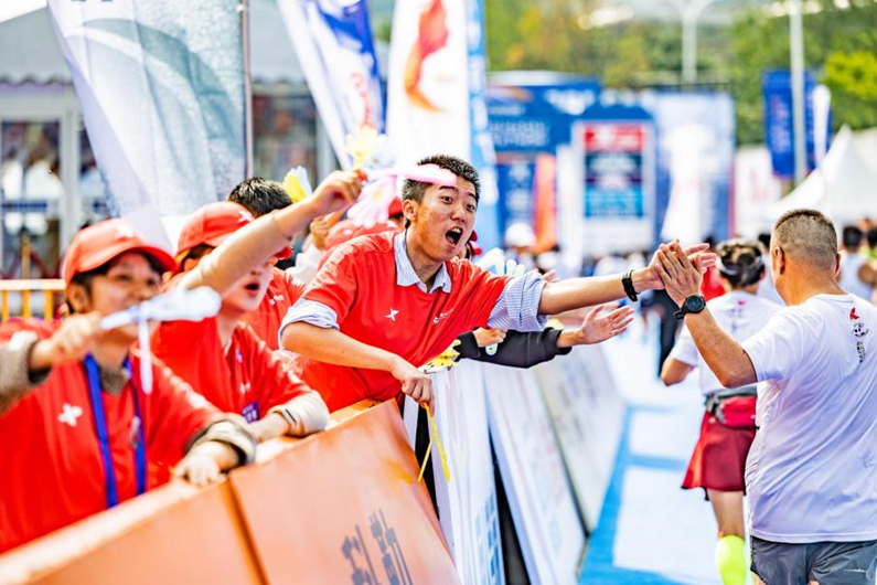 关于观众热情支持,赛场气氛热闹非凡的信息 关于观众热情支持,赛场气氛热闹非凡的信息