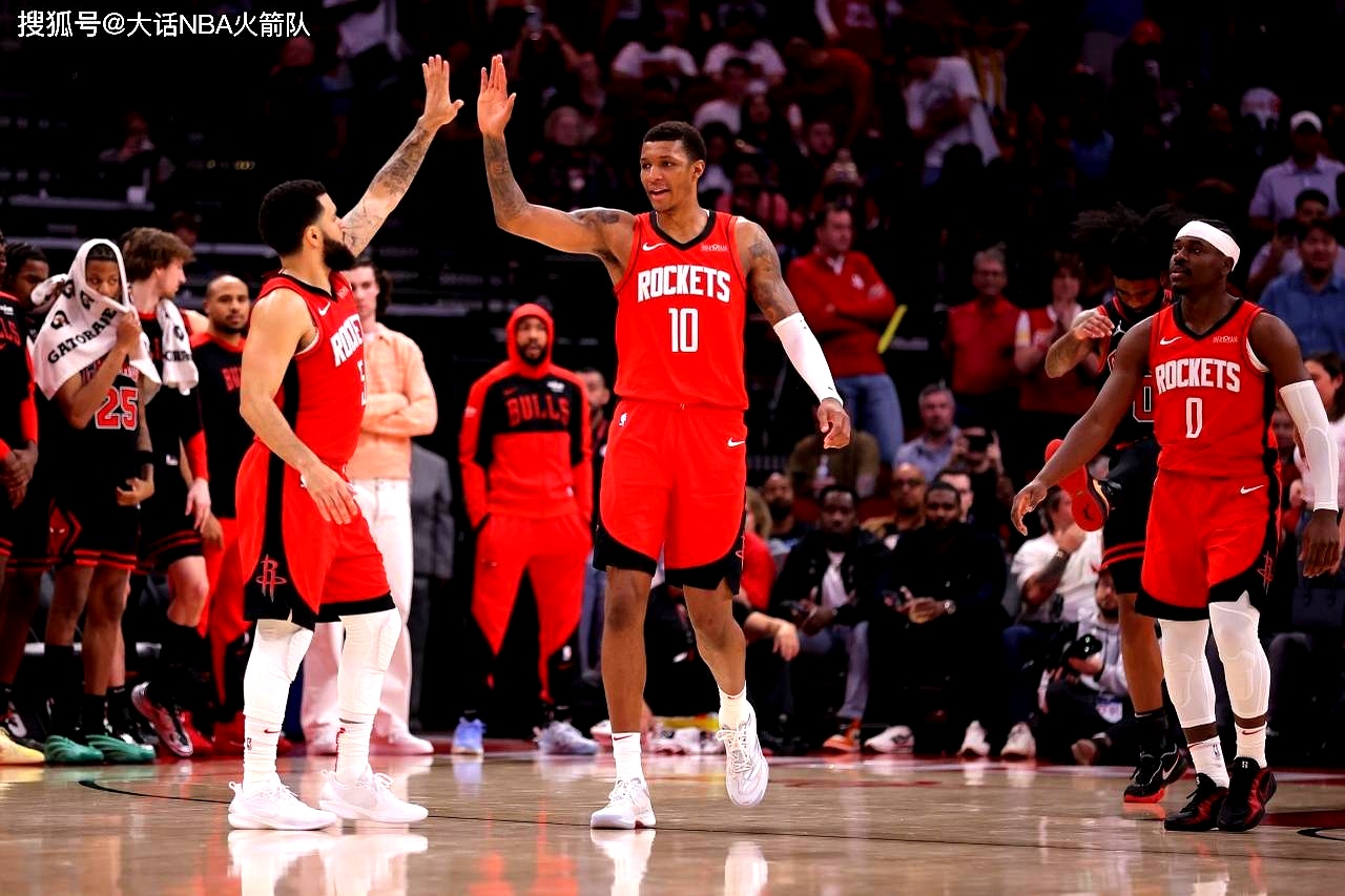 三亿体育体育视频-爵士队客场大胜开拓者，球队士气高涨