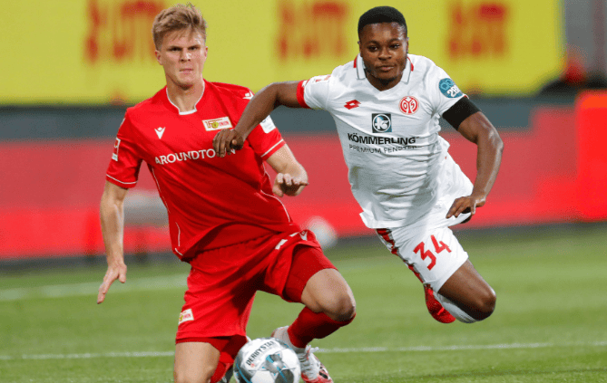 门兴格拉德巴赫队在联赛中保持领先地位